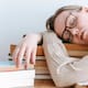 No es solo la comida: descubre por qué te da sueño después de comer
