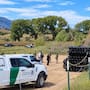 Derriban el útlimo álamo “La Abuela”, de 200 años de antigüedad, para continuar el muro fronterizo en la zona de Lochiel de Arizona; activistas fueron rodeados durante una ceremonia