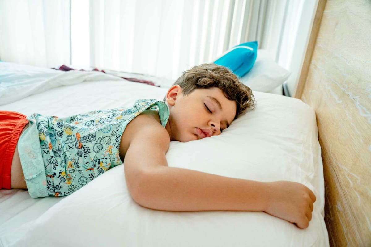 ¿Tu hijo se pasa a tu cama durante la noche? Especialistas explican cómo ayudarlo a dormir solo sin generar ansiedad ni reforzar la dependencia