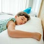¿Tu hijo se pasa a tu cama durante la noche? Especialistas explican cómo ayudarlo a dormir solo sin generar ansiedad ni reforzar la dependencia