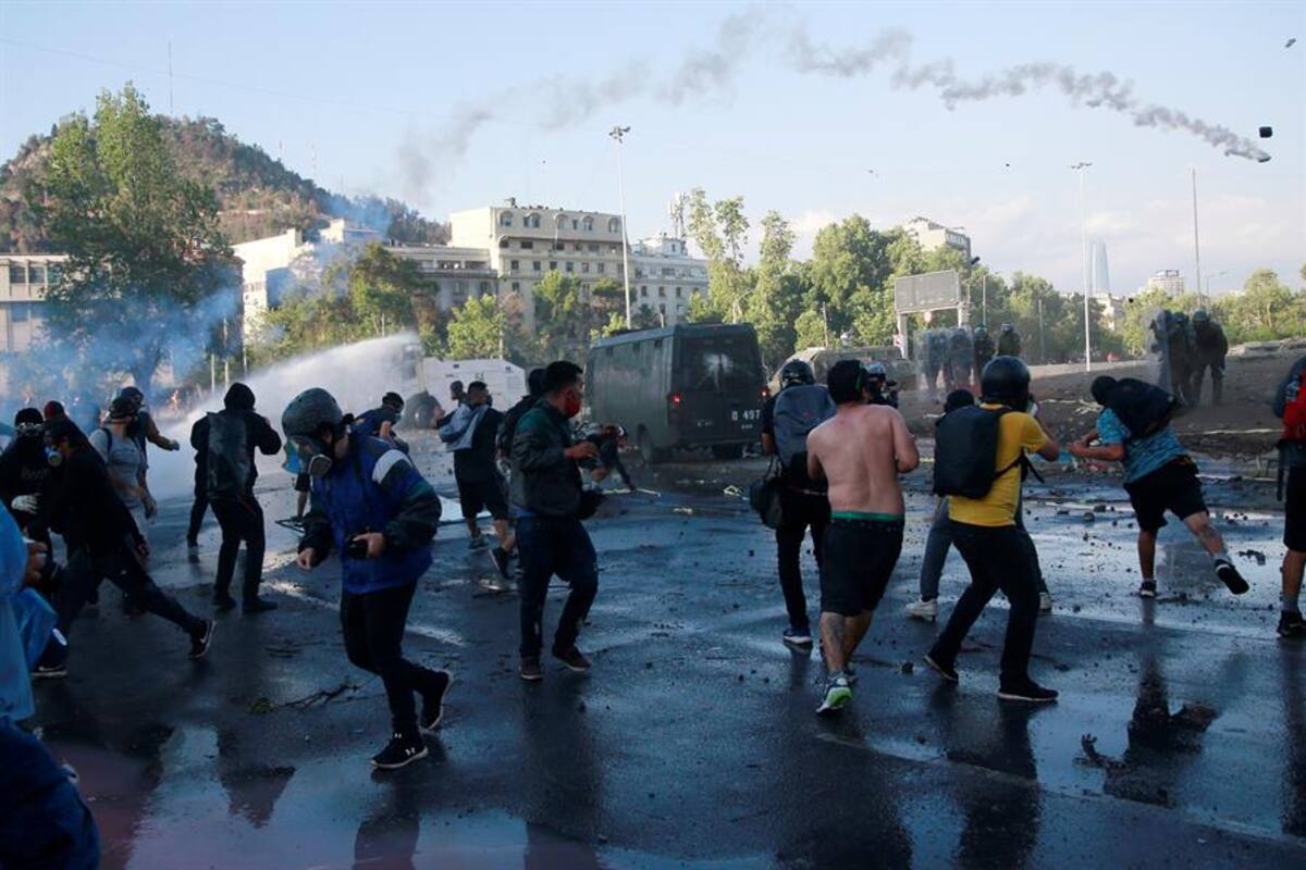 Manifestantes toman la Plaza Italia a una hora del cierre de urnas en Chile
