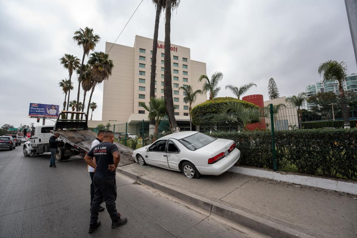 Falla en frenos provoca accidente en bulevar Agua Caliente
