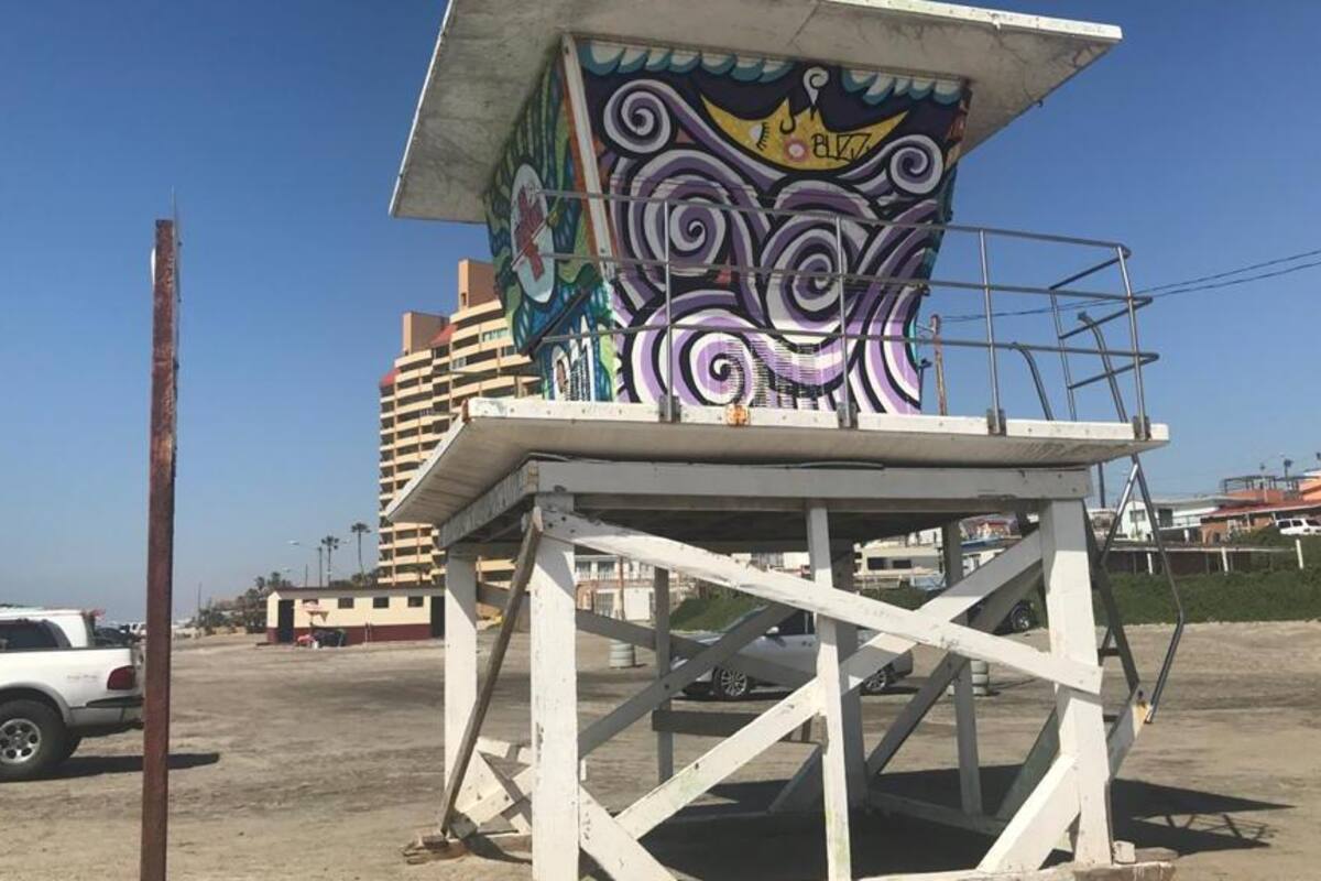 Siguen cerradas torres de salvavidas en playas de Rosarito; piden extremar precauciones