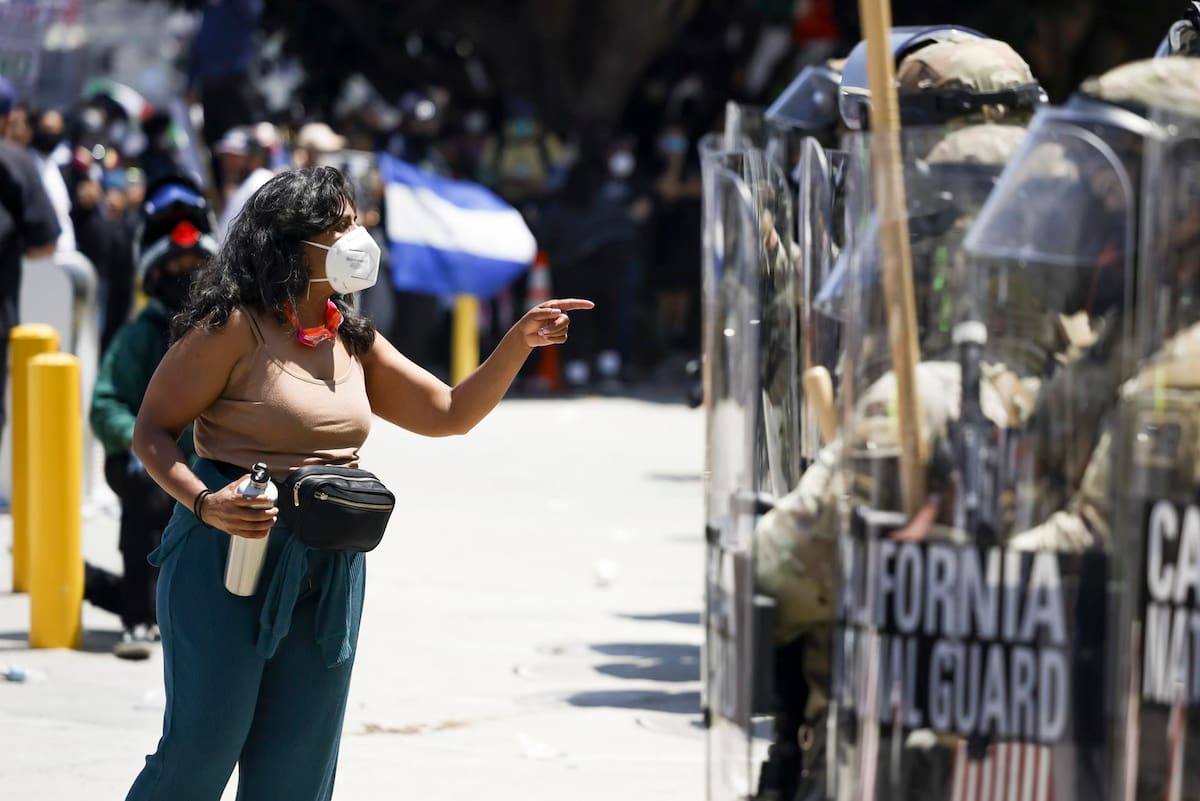 LOS ANGELES (United States), 08/06/2025.- A protester confronts members of the California National Guard gathered outside of the Edward R. Roybal Federal Building in Los Angeles, California, USA, 08 June 2025. US President Donald Trump has deployed 2,000 National Guard troops, despite not receiving a request from the state of California for any additional assistance, following large protests against ongoing immigration enforcement raids in the Los Angeles area over the last couple of days. (Protestas) EFE/EPA/CAROLINE BREHMAN