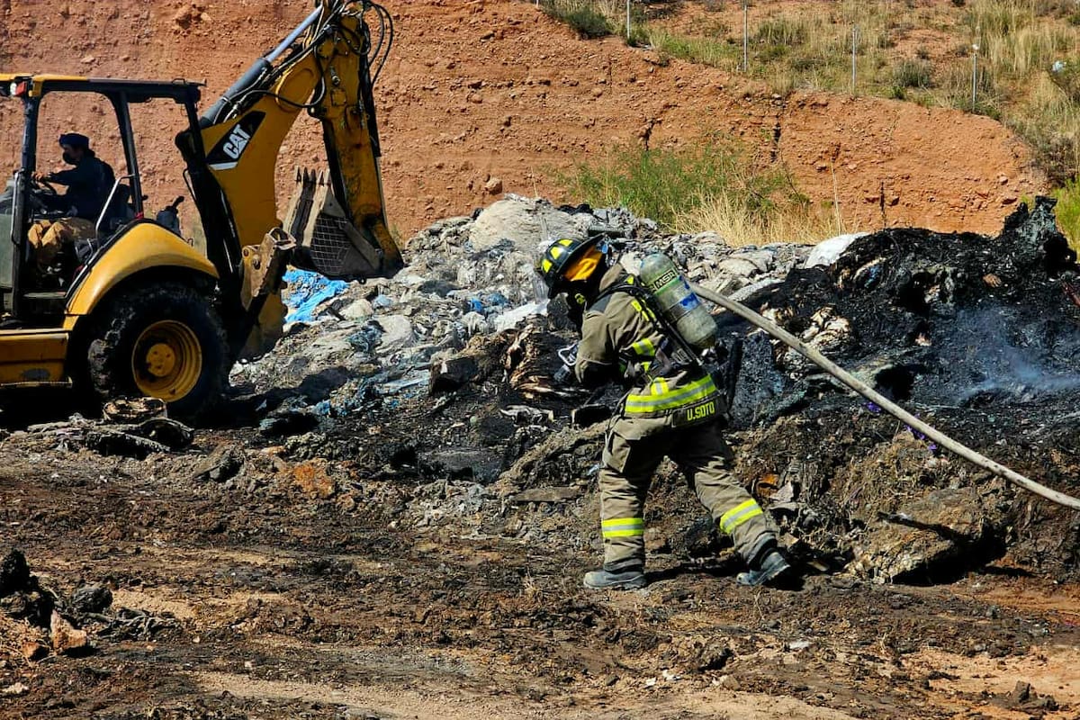 Controlan incendio en antiguo centro de reciclaje de Nogales
