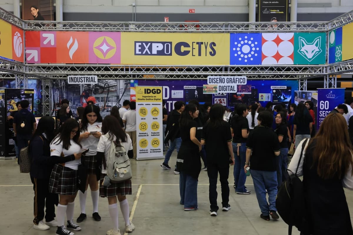 Estudiantes y familias recorren CETYS Universidad campus Tijuana durante Expocetys. Foto: Sergio Ortiz