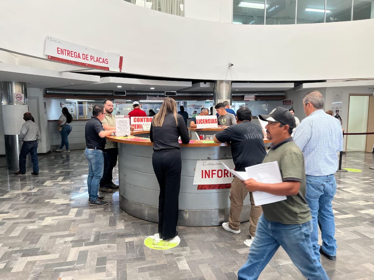 El trámite puede pagarse en línea o en tiendas de conveniencia para evitar filas; después de marzo se aplicarán multas y cargos adicionales. | Foto: Mayra Echeverría