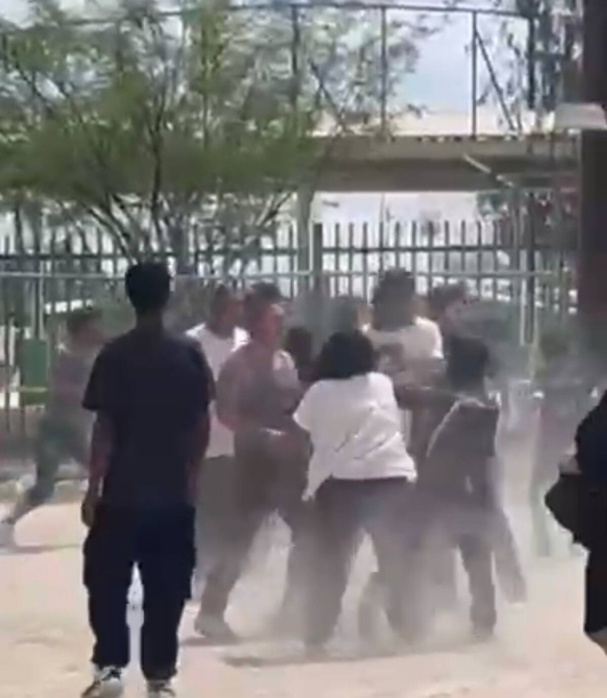 En la asamblea que se llevó a cabo el pasado domingo, Ceceña Sáez dijo que se dio un enfrentamiento a golpes cuando los ánimos subieron entre los distintos grupos de votantes, escalonando a los golpes por los más jóvenes de la comunidad. │Foto: Captura de pantalla de video
