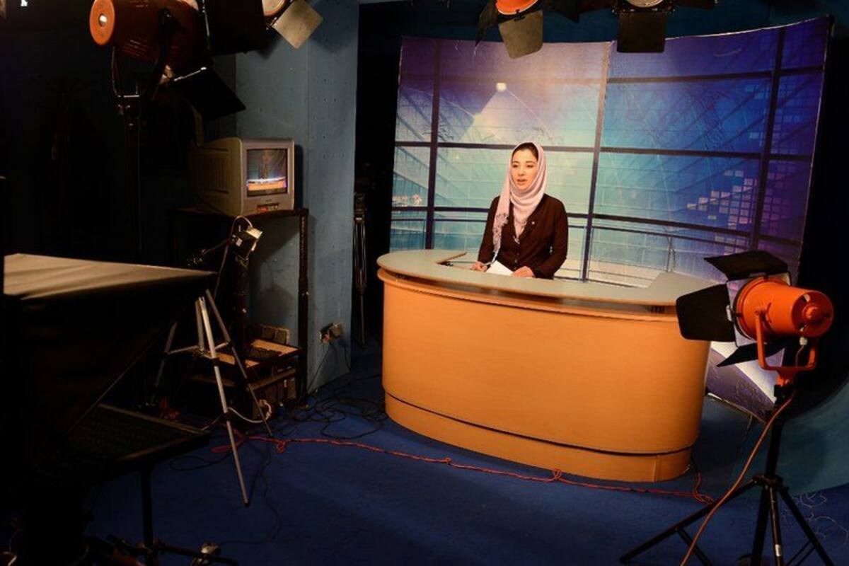Afganistán: Presentadoras de televisión deben cubrirse el rostro por orden de los talibanes