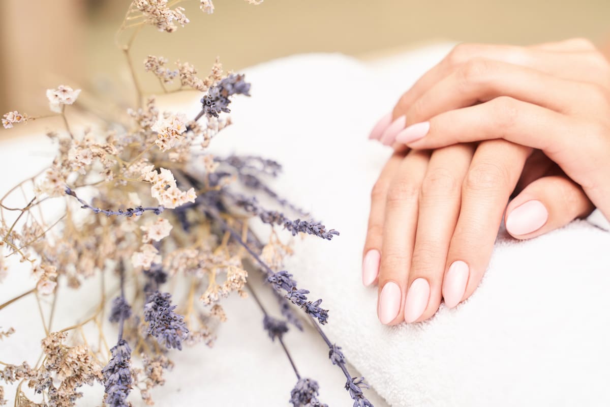 Tus uñas pueden revelar qué tan bien estás envejeciendo, según un médico especializado en longevidad