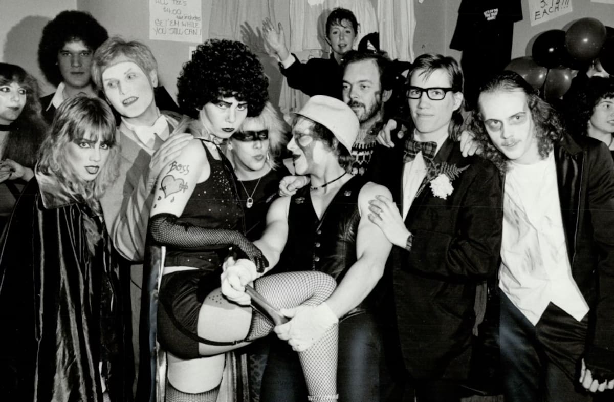 Fans de The Rocky Horror Picture Show participan en una función de medianoche durante los primeros años del fenómeno de culto. Foto: Redes Sociales