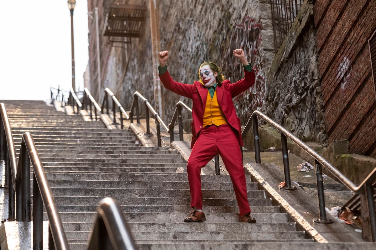 En esta imagen proporcionada por Warner Bros. Pictures Joaquin Phoenix en una escena de "Joker" (“Guasón”) que se estrenará el 4 de octubre. (Niko Tavernise/Warner Bros. Pictures vía AP)