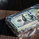 ¿Para qué sirve guardar dólares envueltos en papel aluminio? El método casero que busca conservar los billetes en mejor estado por más tiempo