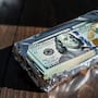 ¿Para qué sirve guardar dólares envueltos en papel aluminio? El método casero que busca conservar los billetes en mejor estado por más tiempo