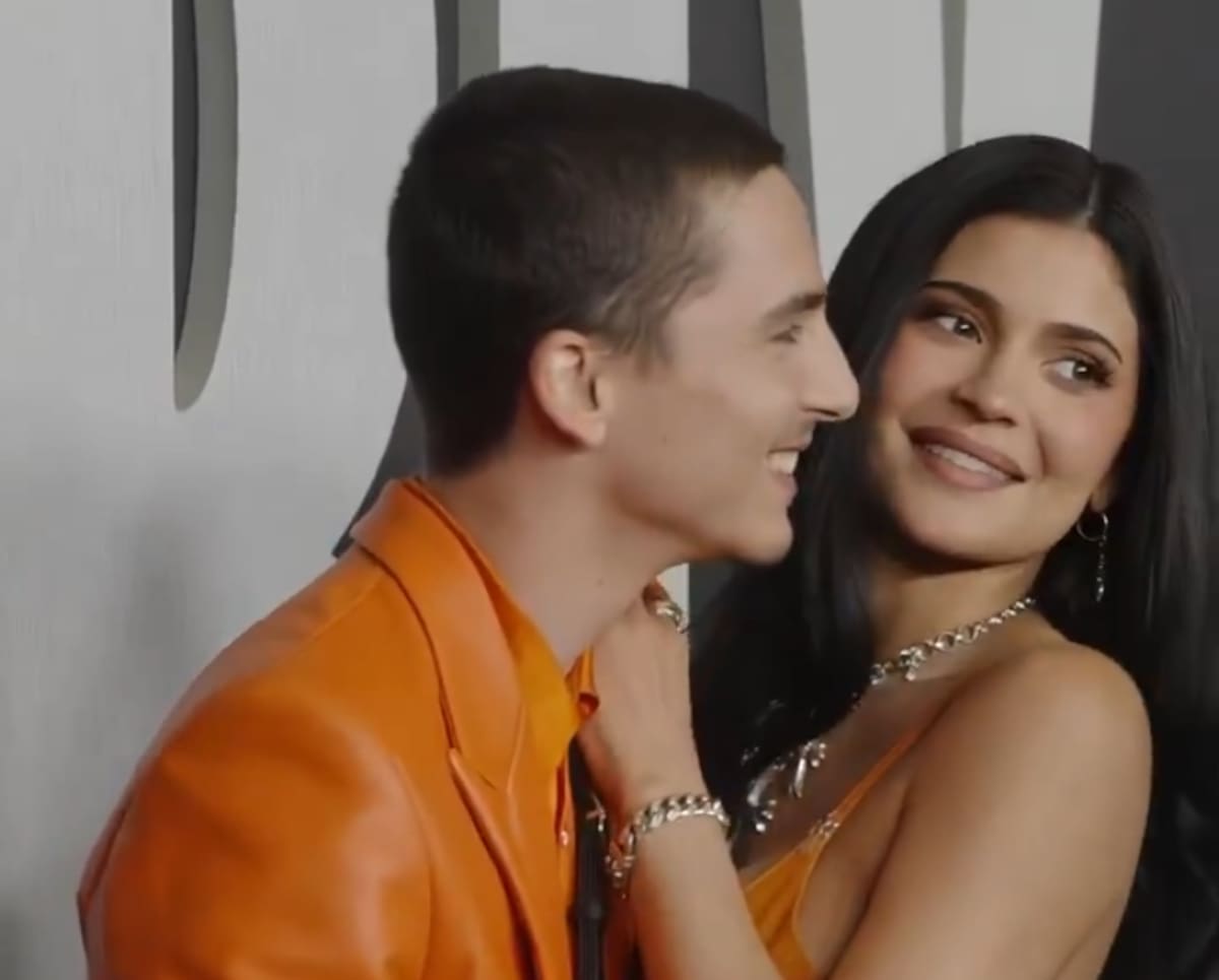 La pareja se mostró muy unida durante su paso por la alfombra.