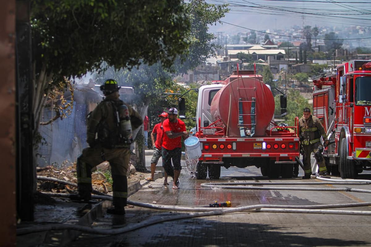 El fuego destruyó por completo una casa de madera y provocó daños parciales en una vivienda contigua durante la tarde del lunes. Foto: Border Zoom