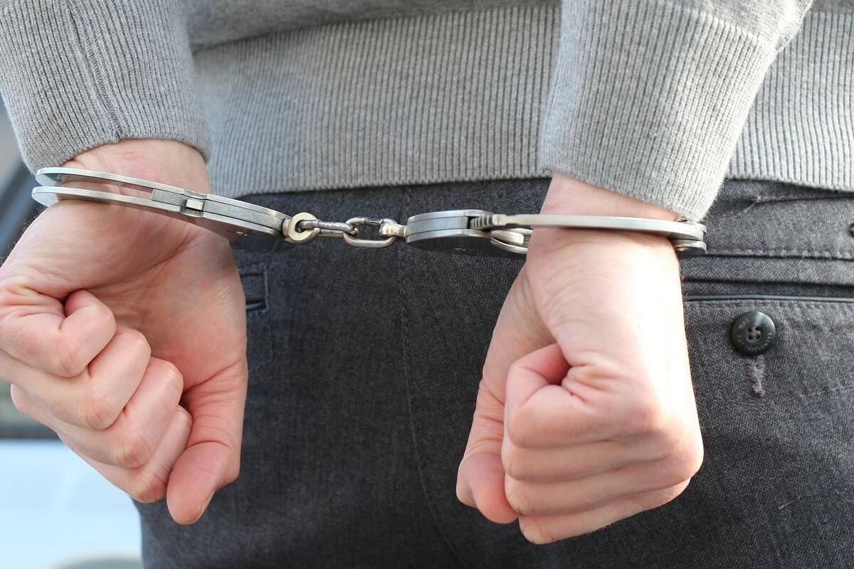 Arrestan a sujeto por violencia intrafamiliar en colonia Floresta