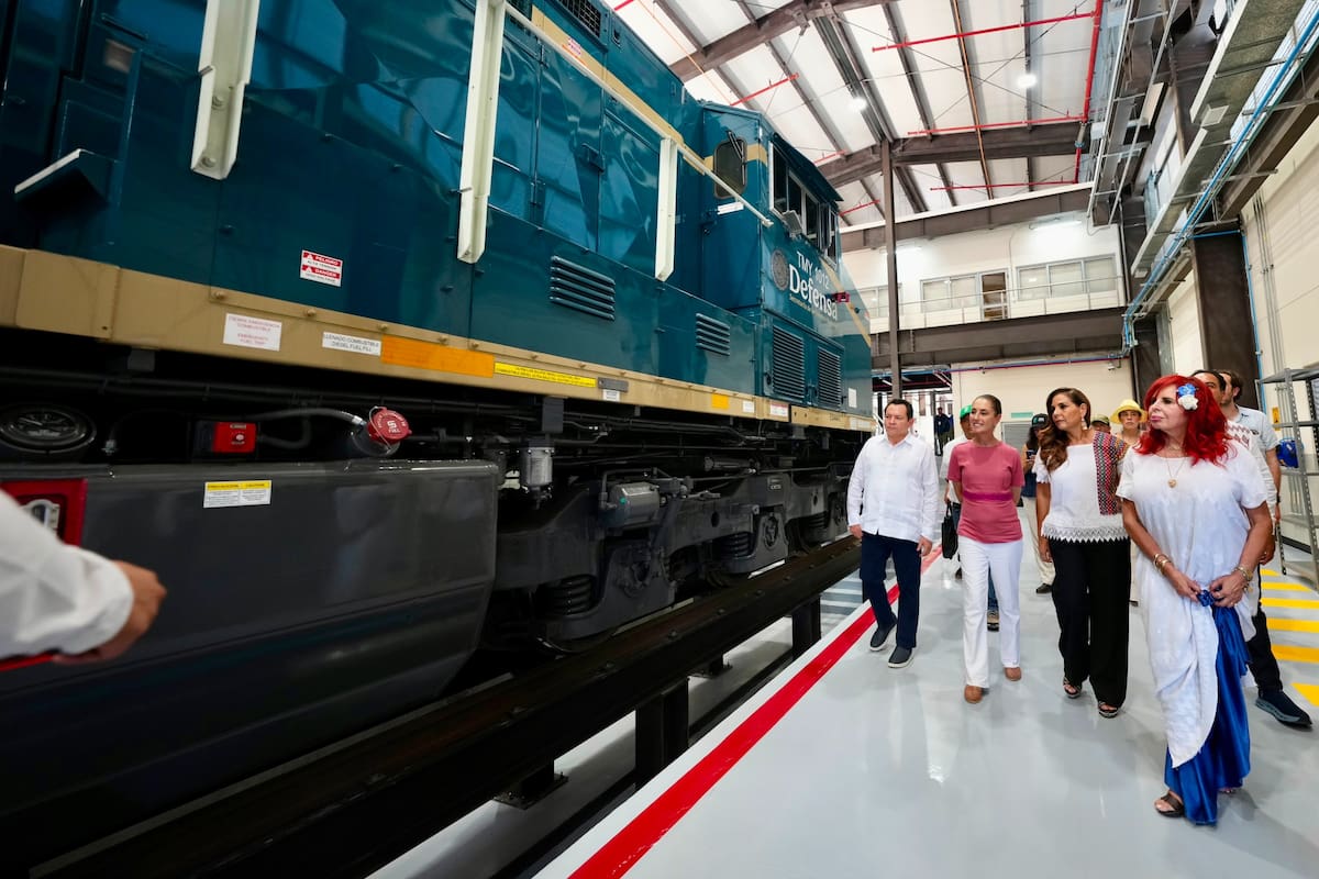 Claudia Sheinbaum supervisó en Puerto Morelos las primeras 12 locomotoras del Tren Maya de carga, cuyo inicio de operaciones está previsto para 2027. | Foto: Presidencia