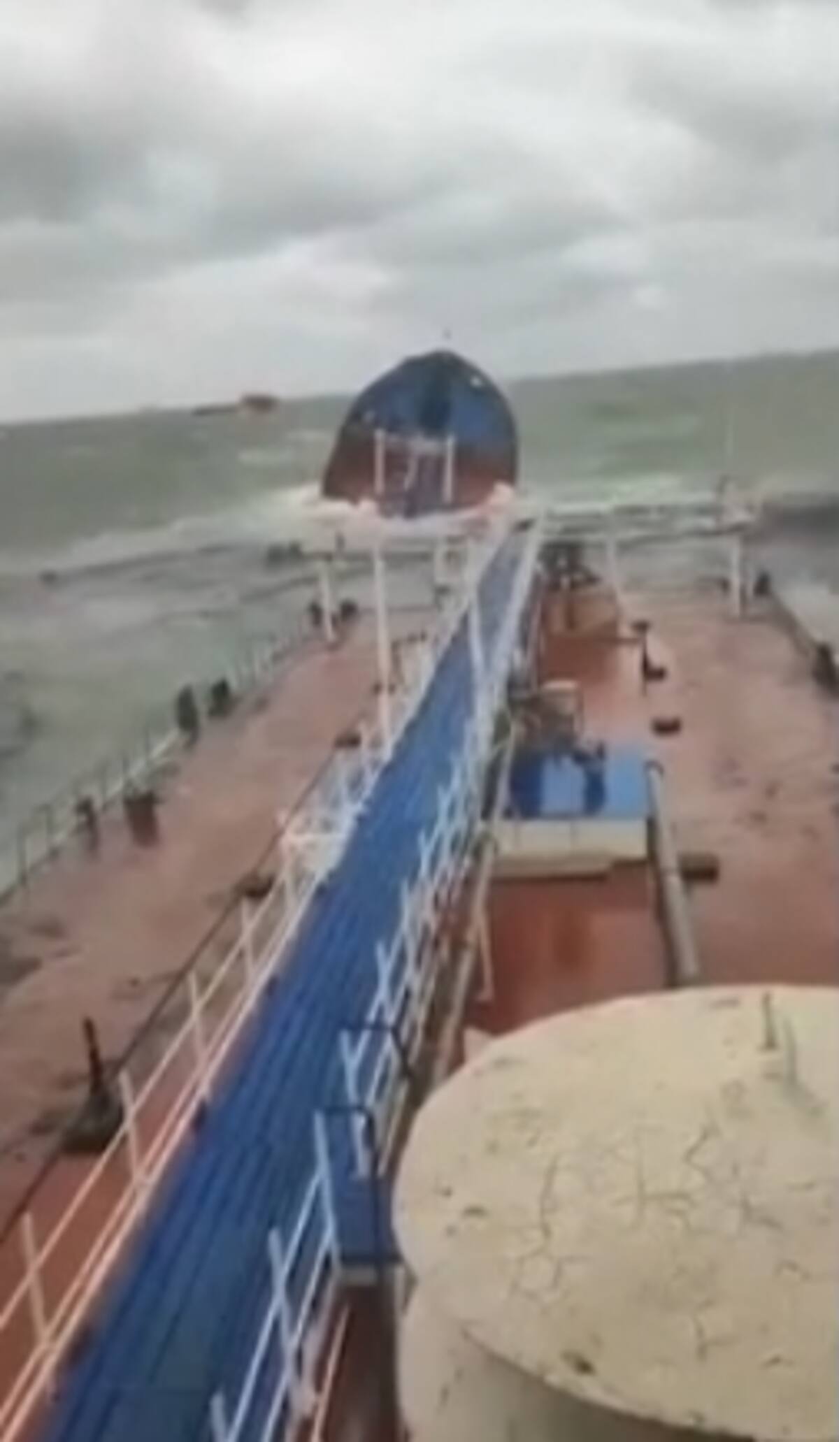 Carguero ruso partido en dos y hundiéndose en Crimea. / CNN.