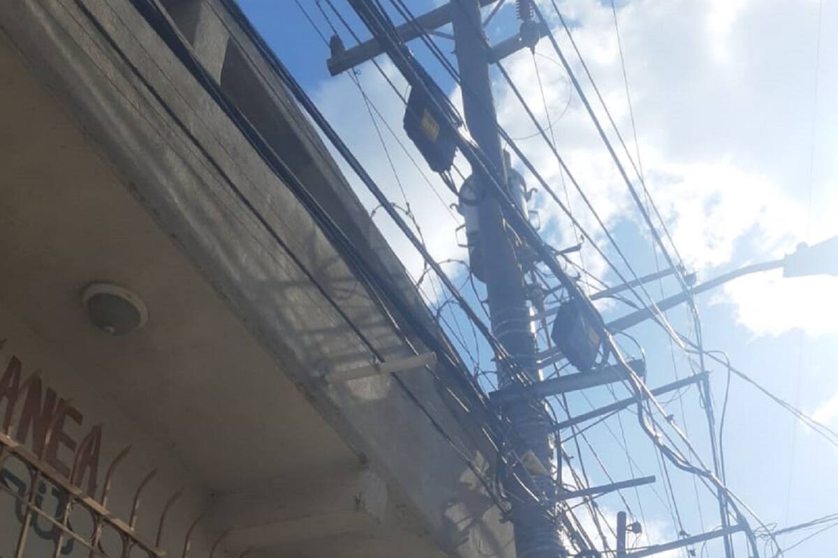 Reportan poste de luz a punto de caer en Valle Vista