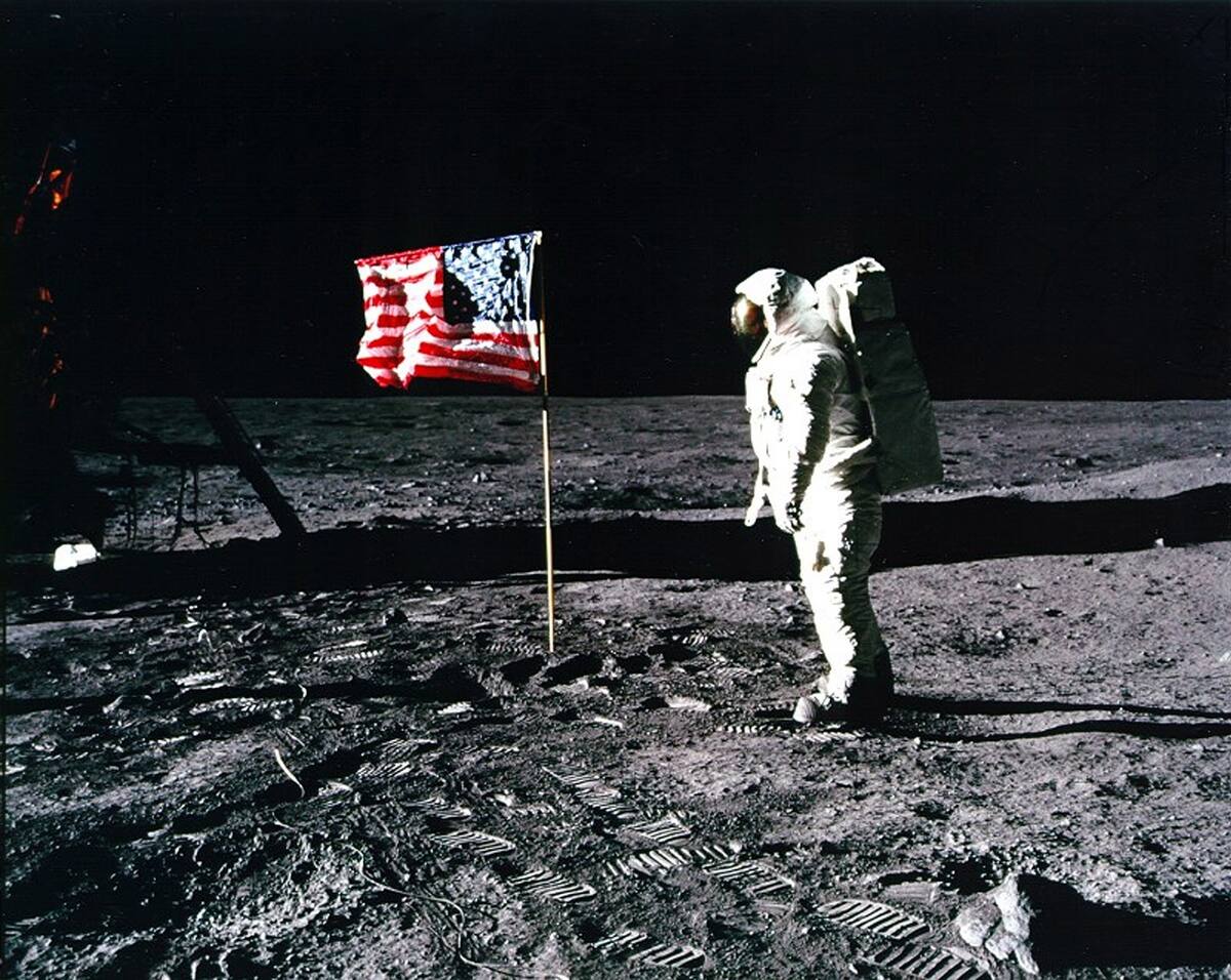 FFM101. ON MOON (), 17/07/2019.- A handout photo made available by the National Aeronautics and Space Administration (NASA) shows 'Apollo 11' astronaut Edwin 'Buzz' Aldrin standing by the US flag planted on the surface of the moon on 20 July 1969 (issued 17 July 2019). The year 2019 marks the 50th anniversary of the first moon landing, an event seen as the peak of the United States' space program of the 1960s which put an end to the so-called 'Race to Space' between the Cold War rivals the US and the Soviet Union, that once was triggered by the USSR's 04 October 1957 launch of the 'Sputnik 1' satellite. NASA astronaut Neil Armstrong made history when he stepped out of the Apollo 11's 'Eagle' landing module on 21 July 1969 and left the first human footprints on the moon. EFE/EPA/NEIL ARMSTRONG/NASA HANDOUT EDITORIAL USE ONLY/NO SALES (Aniversario Luna)