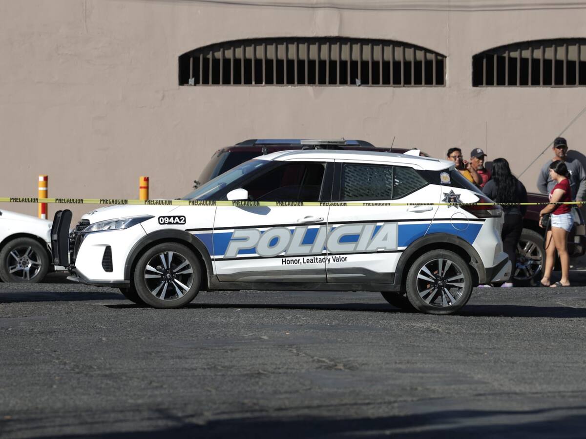 Los agentes municipales acordonaron la zona y dieron aviso de lo ocurrido a la Fiscalía General del Estado, cuyos agentes y peritos acudieron al sitio para iniciar las investigaciones. Foto: Javier Gallegos