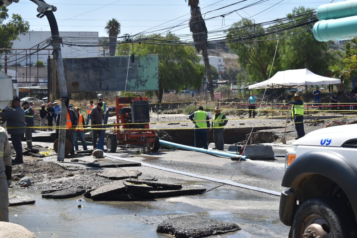 Fuga de agua y socavón dejan daños en 3 vehículos