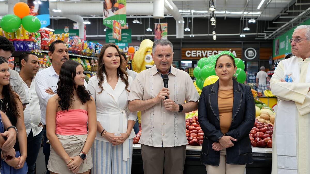 Gilberto Robles Bustamante, fundador y presidente del Consejo Administrativo QAR, da un mensaje en la inauguración de la tienda en San Carlos Nuevo Guaymas. FOTO: ESPECIAL