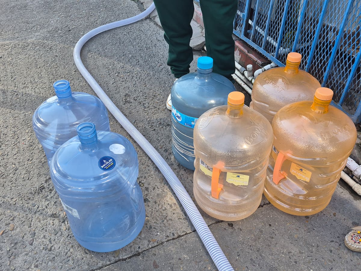 Trabajadores de la colonia Buena Vista reportaron largas filas y un aumento en la venta de agua durante los últimos días. Foto: Michelle Castillo.