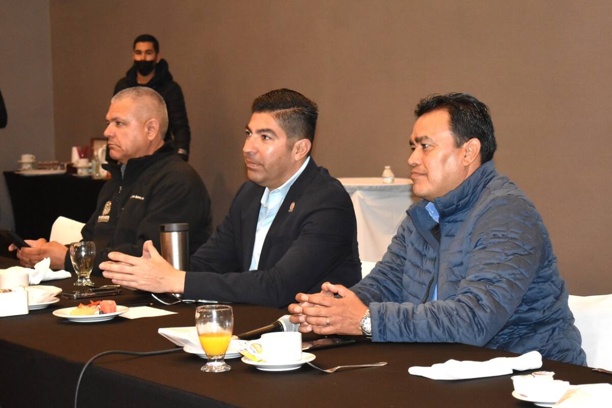 Reporta Ayala avance de obras en reunión con constructores