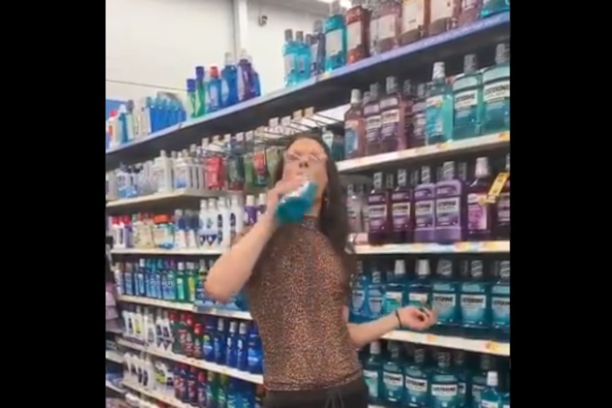 Joven abre botella de Listerine, escupe y la regresa al estante