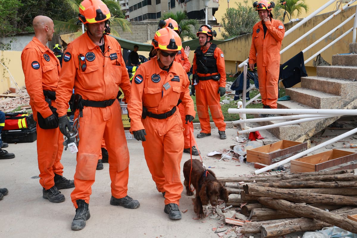 LA GUAIRA, 29 junio, 2026 (Xinhua) Imagen del 28 de junio de 2026 de rescatistas de Países Bajos inspeccionando un edificio colapsado luego de que se registraran dos terremotos, en Caribe, estado La Guaira, Venezuela. (Xinhua/Str) (ms) (rtg) (ce)