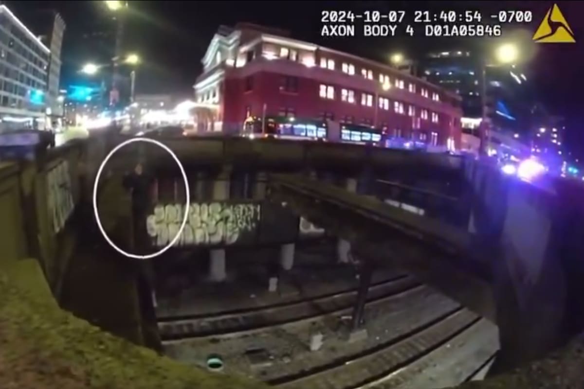 VIDEO: Policías salvan a un hombre que cayó a las vías justo antes de la llegada de un tren en Seattle