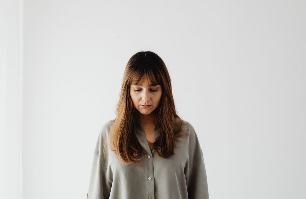 Personas que no muestran sus emociones: expertos detallan cómo la ansiedad social y el temor al rechazo afectan su comunicación | Foto: Especial (canva)