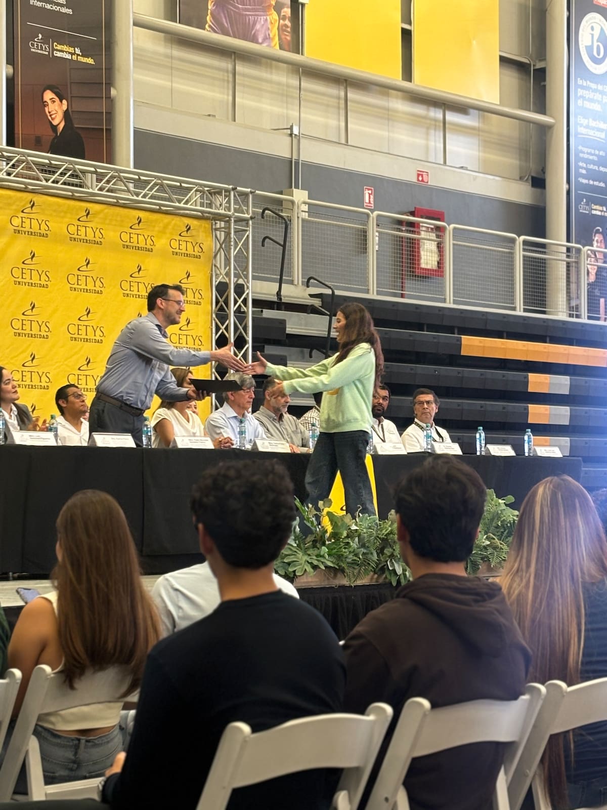 La universidad informó que destinará más de 305 millones de pesos en becas durante 2026, beneficiando al 80% de su matrícula estudiantil.
Fotos: Lorena Salinas.
