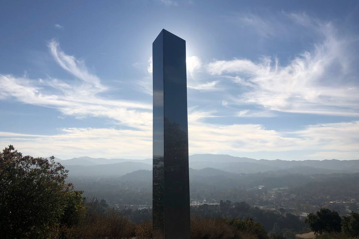 Emerge monolito en California después de Utah y Rumania