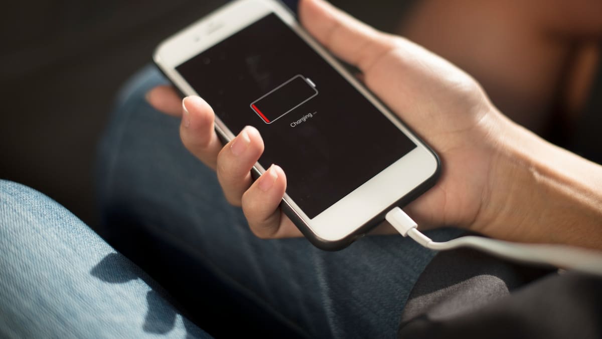 Por qué se calienta el cargador de tu celular: Las 6 causas más comunes y las recomendaciones para evitar daños en la batería y el dispositivo