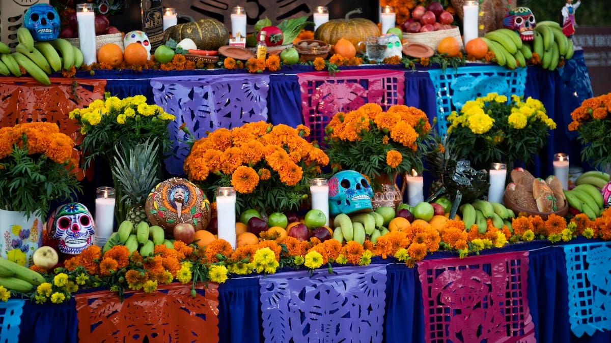 Del papel amate prehispánico al papel de China: así nació el papel picado que adorna las ofrendas en Día de Muertos
