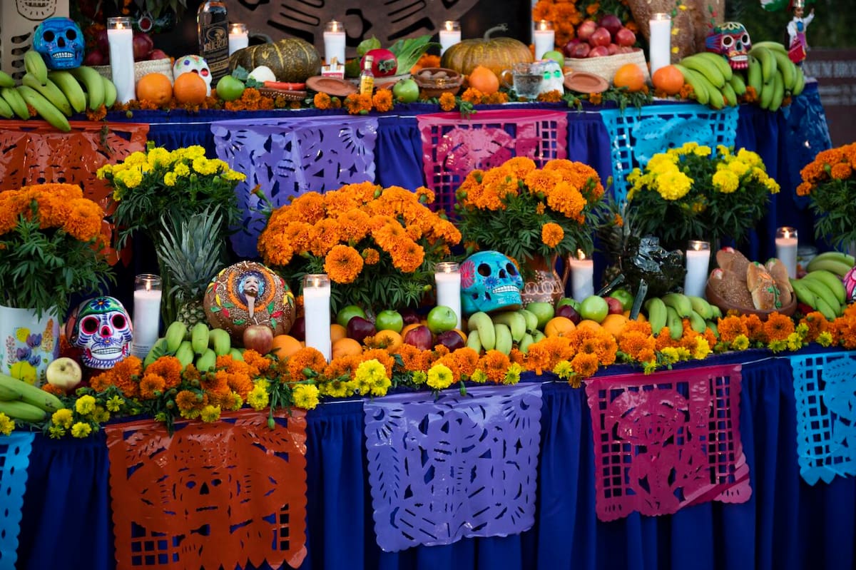 El papel picado llena de color las celebraciones del Día de Muertos, una tradición milenaria que reúne historia, simbolismo y costumbres transmitidas de generación en generación. Foto: Agencias