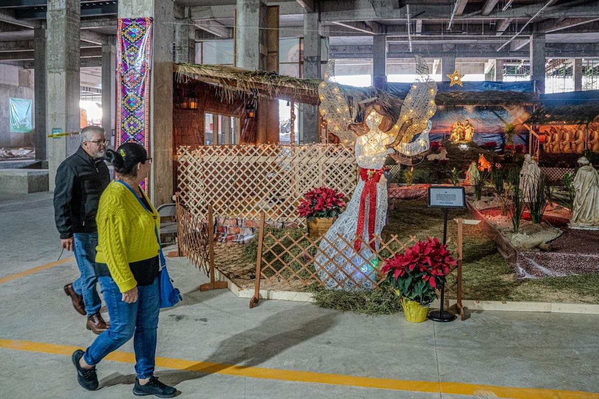 Gallinas, patos, chivos y cabras forman parte del nacimiento instalado en la Catedral de Nuestra Señora de Guadalupe, ofreciendo una experiencia distinta durante la temporada navideña. Foto: Border Zoom