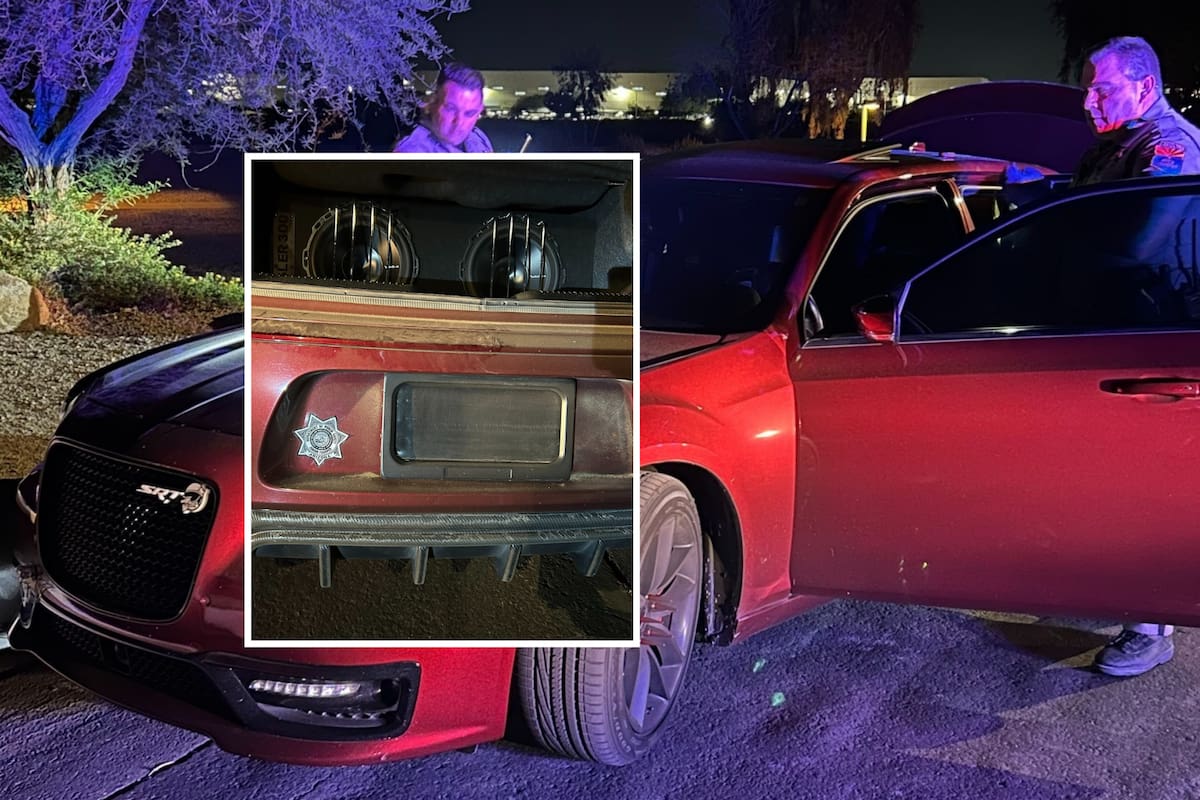 Utilizando un sistema que escondía sus placas presionando un botón oculto, hombre de Arizona logró evadir en múltiples ocasiones a la policía por conducir a velocidad excesiva