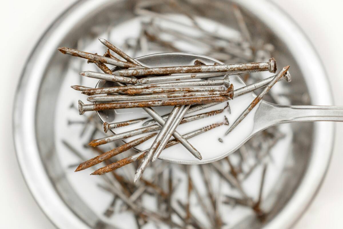 ¿Por qué es tan peligroso pisar un clavo oxidado?