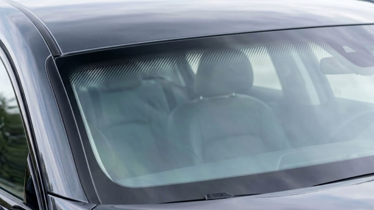 Los puntos negros del parabrisas tienen funciones clave en los autos modernos y no son decorativos: sirven para proteger el adhesivo, mejorar la fabricación del vidrio y hasta influir en la señal de peaje