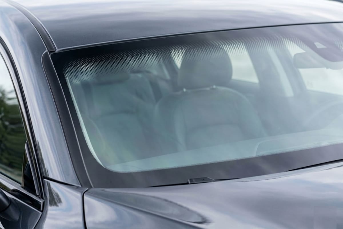 Los puntos negros del parabrisas tienen funciones clave en los autos modernos y no son decorativos: sirven para proteger el adhesivo, mejorar la fabricación del vidrio y hasta influir en la señal de peaje