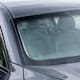 Los puntos negros del parabrisas tienen funciones clave en los autos modernos y no son decorativos: sirven para proteger el adhesivo, mejorar la fabricación del vidrio y hasta influir en la señal de peaje