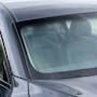 Los puntos negros del parabrisas tienen funciones clave en los autos modernos y no son decorativos: sirven para proteger el adhesivo, mejorar la fabricación del vidrio y hasta influir en la señal de peaje
