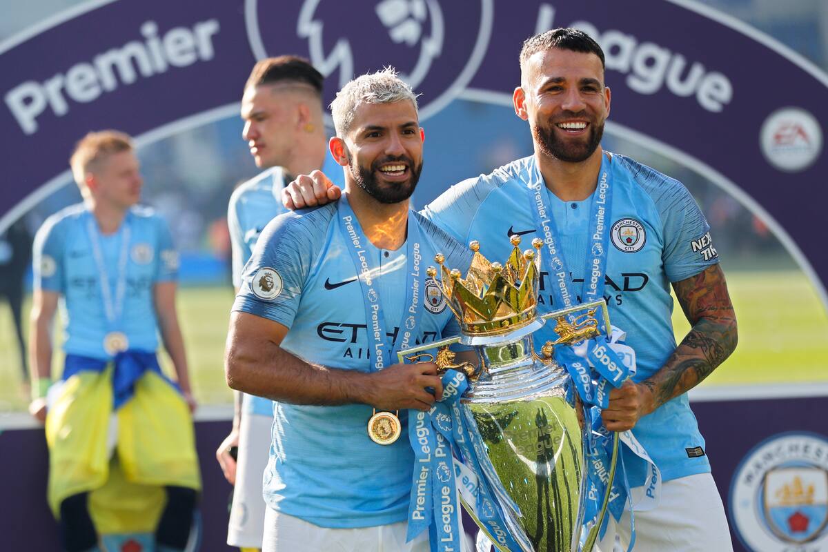VIDEO: Manchester City troza en pedazos trofeo de la PL