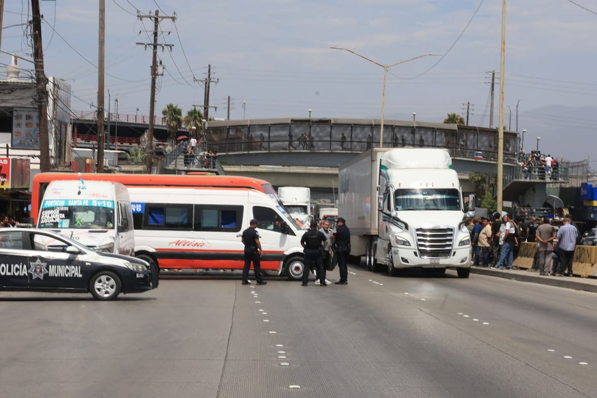 Transportistas bloquean 5 y 10 por nuevas rutas de IMOS