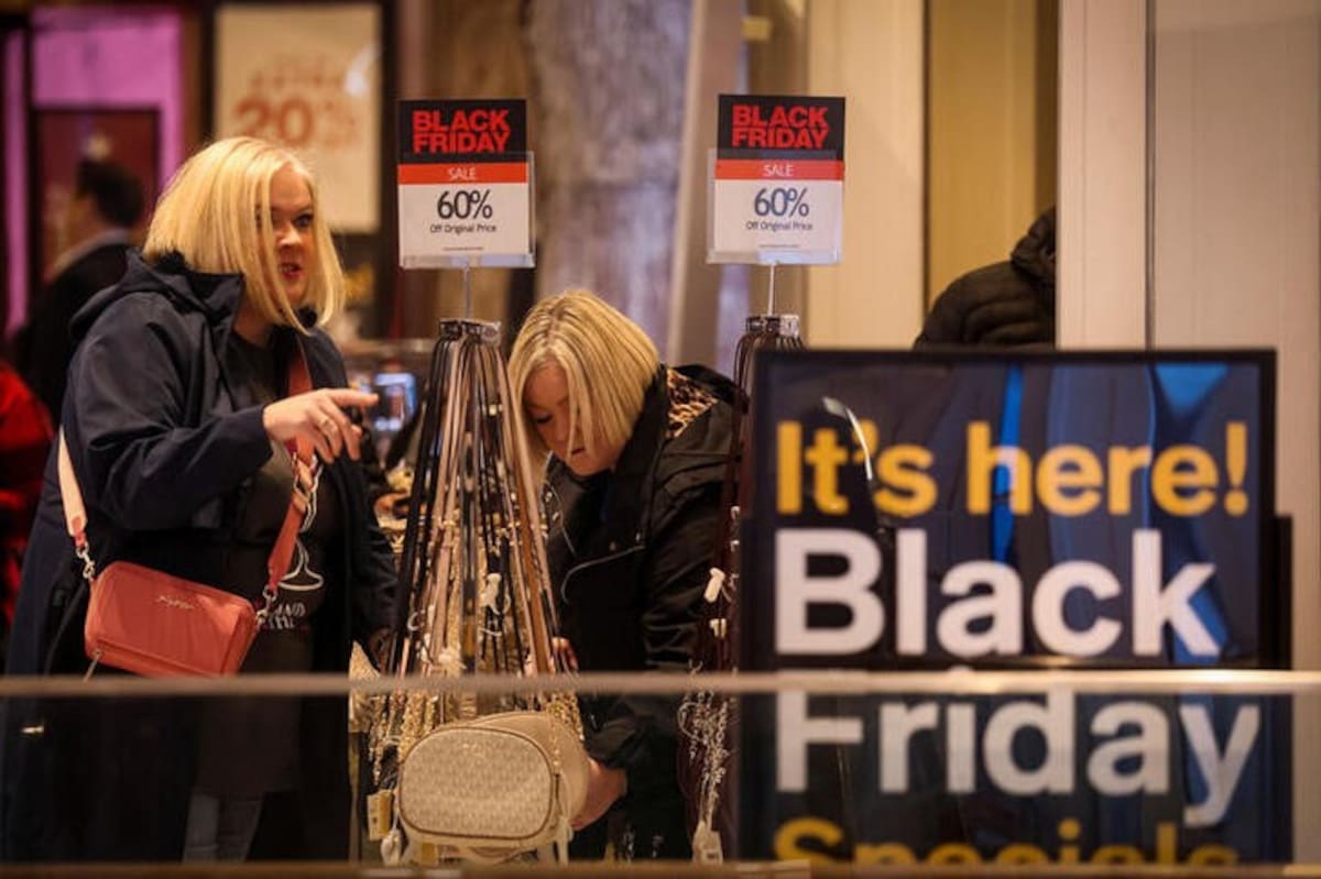 Varias personas compran en una tienda de lo alamacenes Macy's durante el Black Friday en Nueva York, EEUU. 25 noviembre 2022. REUTERS/Brendan McDermid