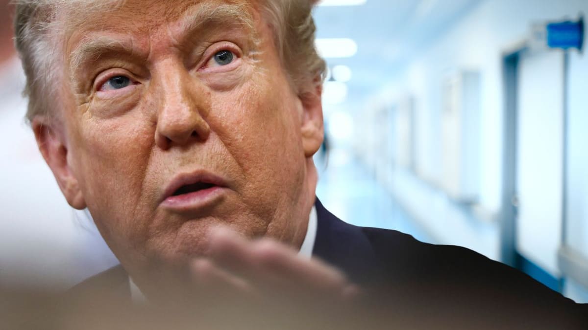 Según encuesta, aprobación de Trump se mantiene cerca de mínimos históricos